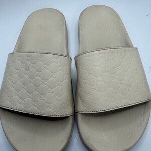 Gucci Textured Gray Pattern